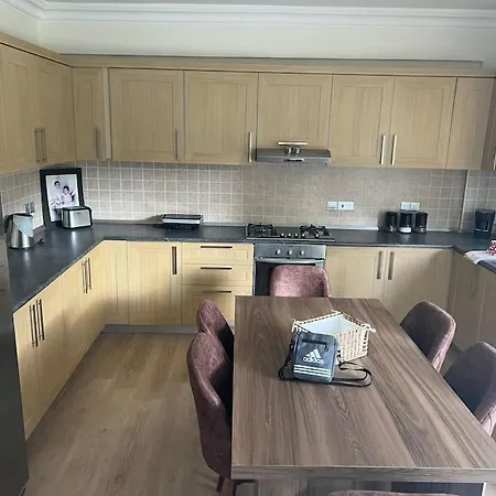 Girnenin Merkezinde Luks فيلة *